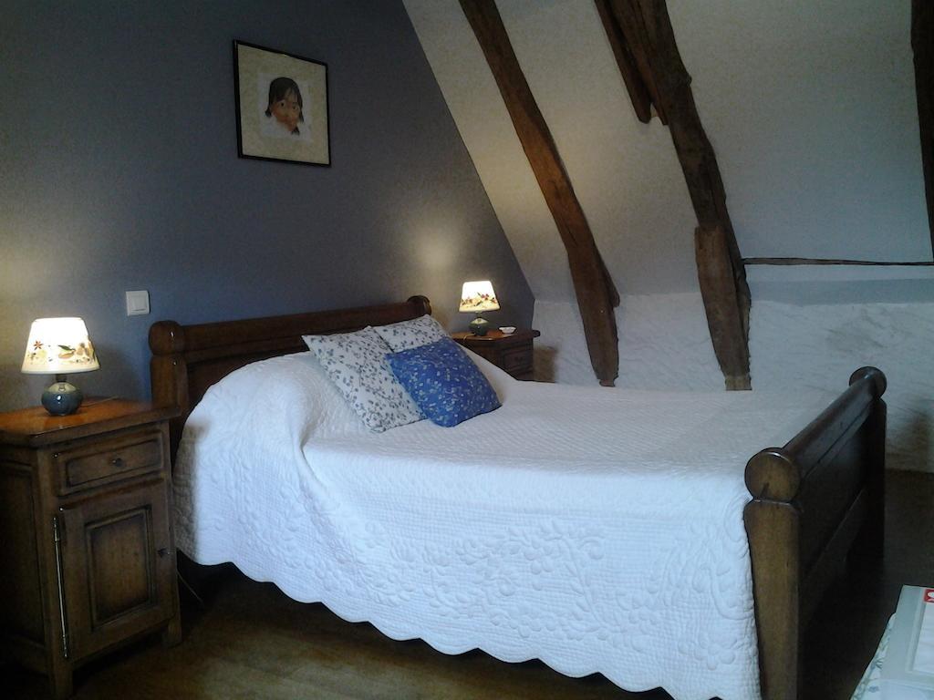 לינה וארוחת בוקר סלרס Chambre D'Hotes La Maison De Barrouze חדר תמונה